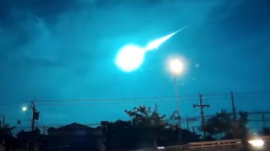 Fałszywe zdjęcie bolidu z Niemiec. Tak naprawdę uwieczniony został bolid z Bangkoku w 2015 roku. Fot. YouTube / AMS American Meteor Society.