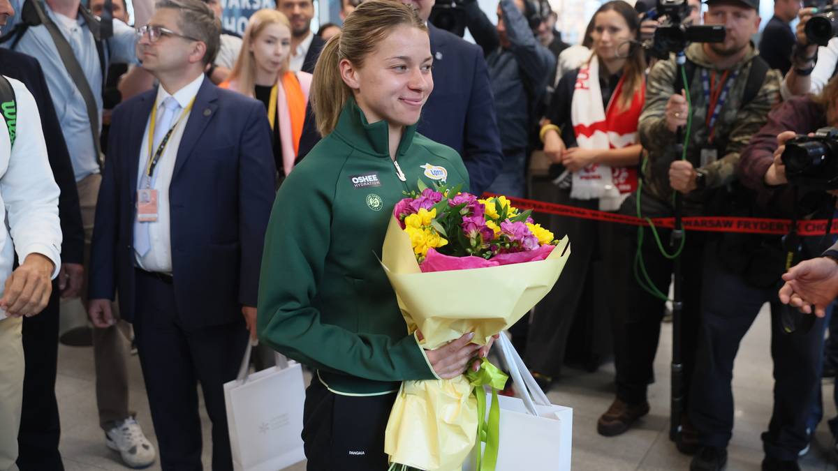 Uśmiechnięta polska tenisistka Marcelina Chwalińska odbiera bukiet kwiat&oacute;w i gratulacje od kibic&oacute;w na lotnisku.