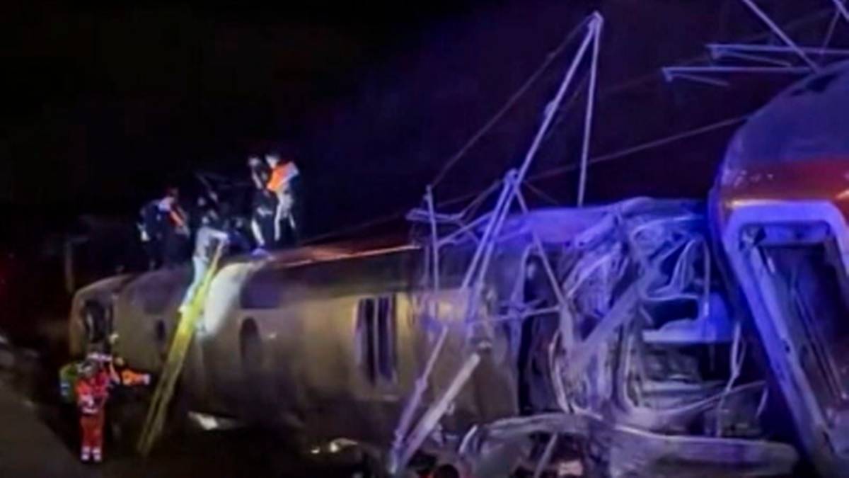 Służby ratownicze pracujące w nocy przy wykolejonym pociągu.