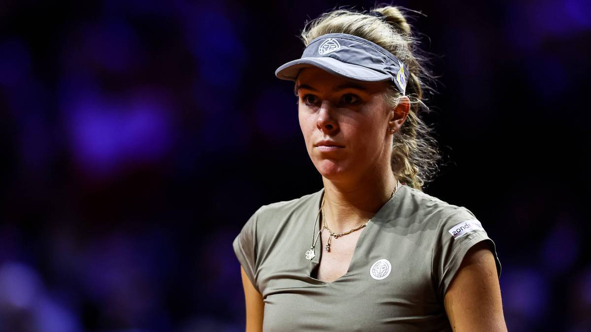 Portret młodej kobiety grającej w tenisa, ubrana w strój sportowy i czapkę z daszkiem. Patrzy przed siebie z poważnym wyrazem twarzy.