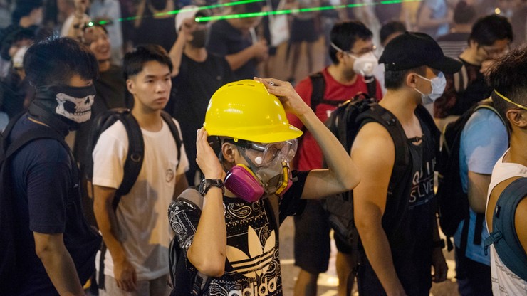 Trzy osoby zatrzymane za atak na demonstrantów w Hongkongu. Mieli strzelać fajerwerkami w ich stronę