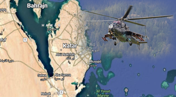 Mapa Kataru z nałożonym zdjęciem wojskowego śmigłowca unoszącego się nad wodą.