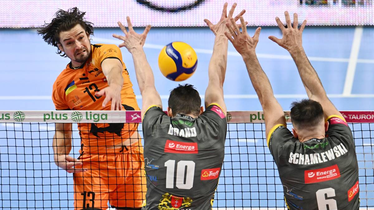 Siatkarz w akcji blokowania piłki podczas meczu siatkówki