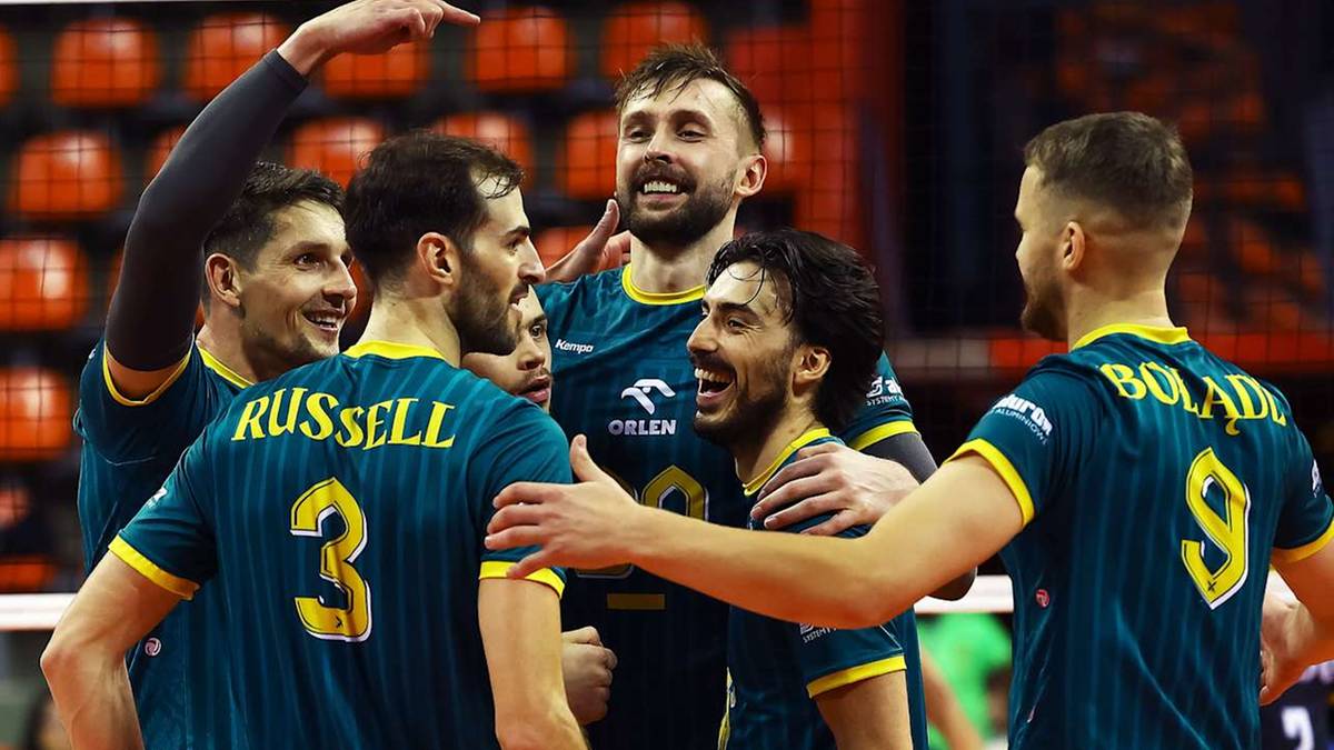 Siatkarze Aluron CMC Warta Zawiercie świętują zwycięstwo, przytulając się i ciesząc się razem.