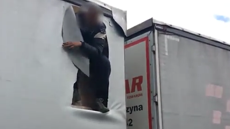 Londyn: z jadącej autostradą polskiej ciężarówki wyskoczył imigrant