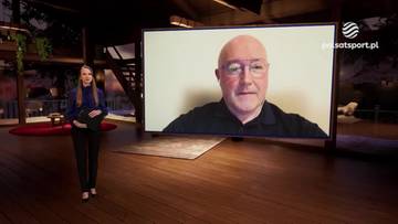 Portret mężczyzny w okularach wyświetlany na dużym ekranie. Obok ekranu stoi kobieta.