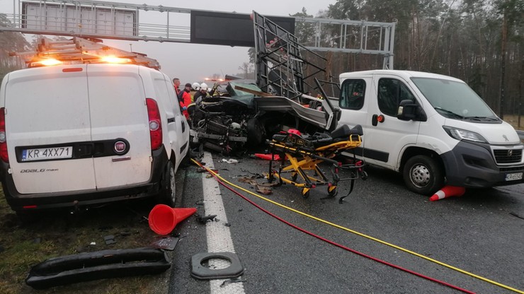 Wypadek na autostradzie A4. Bus uderzył w auto służb drogowych. Są  ofiary śmiertelne, wielu rannych