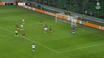 Piłkarz Legii Warszawa Bartosz Kapustka strzela gola w meczu przeciwko Lincoln Red Imps. Wynik meczu 2:0.