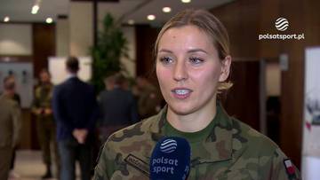 Helena Wiśniewska w mundurze wojskowym udziela wywiadu.