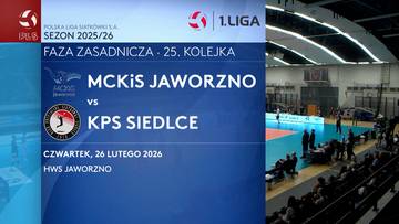 Plansza informacyjna z logotypami 1. Ligi i MCKiS Jaworzno, wskazująca na mecz pomiędzy MCKiS Jaworzno a KPS Siedlce, kt&oacute;ry odbędzie się w czwartek, 26 lutego 2026 roku. Obok widok hali sportowej z boiskiem i widzami.