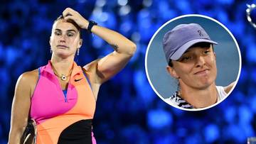 Aryna Sabalenka w r&oacute;żowo-pomarańczowym stroju tenisowym z ręką na głowie, obok zdjęcie Igi Świątek w czapce.