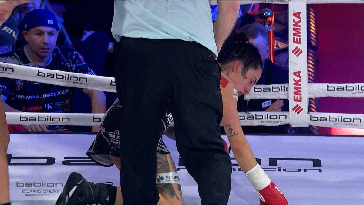 Klęcząca zawodniczka boksu, Joanna Jędrzejczyk, po tym jak jej trener przerwał walkę.