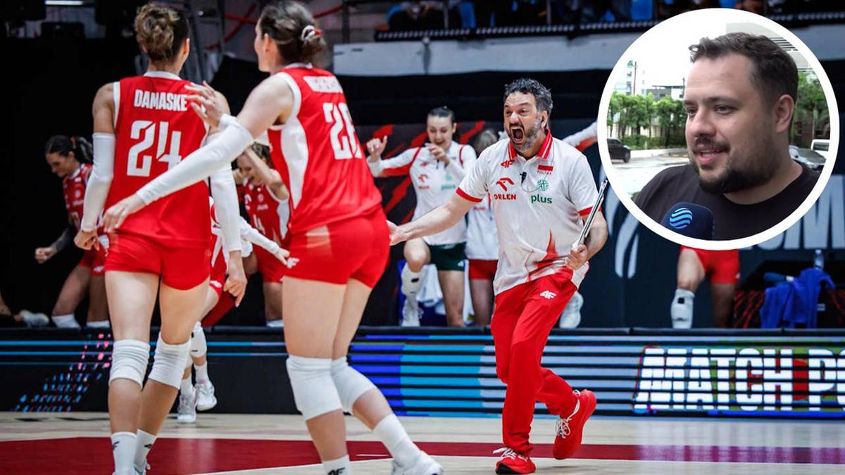 Siatkarki w czerwonych strojach sportowych na boisku, jedna z nich podnosi piłkę do góry. Obok nich stoi trener w biało-czerwonej koszulce. W tle widać widzów i planszę z napisem "MATCH". W prawym górnym rogu znajduje się zdjęcie uśmiechniętego mężczyzny.