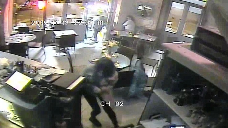 Kamery monitoringu zarejestrowały zamach na restaurację w Paryżu. "Daily Mail" opublikował nagranie