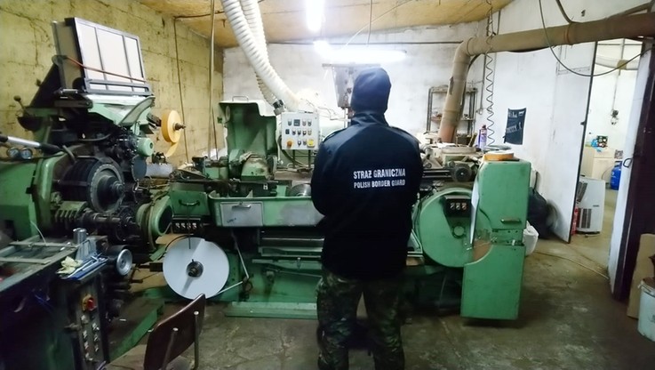 Zlikwidowana fabryka nielegalnych papierosów. Zatrzymano trzech Białorusinów