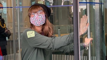 Aktywistka... przykleiła się do drzwi Kancelarii Sejmu