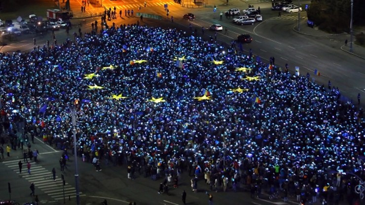 Ustawili się w kształt flagi UE. Protest przeciwko rządowi w Rumunii