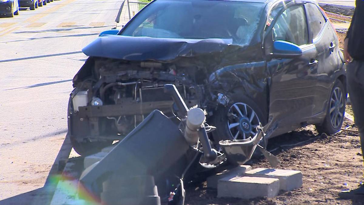 Groźny wypadek w Warszawie. Zderzenie na nowej trasie tramwajowej