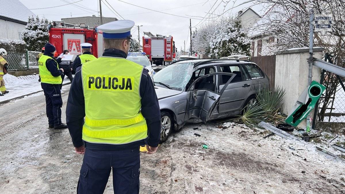 O włos od tragedii. Samochód wypadł z drogi i uderzył w słup