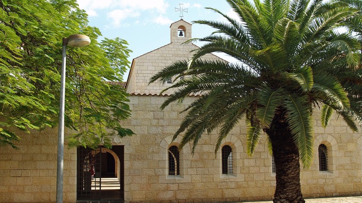 Izrael. Sprzed kościoła Rozmnożenia Chleba i Ryb w Tabdze w Galilei ukradziono krzyż