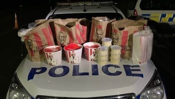 Próbowali "przemycić" kubełki z KFC. Zatrzymała ich policja