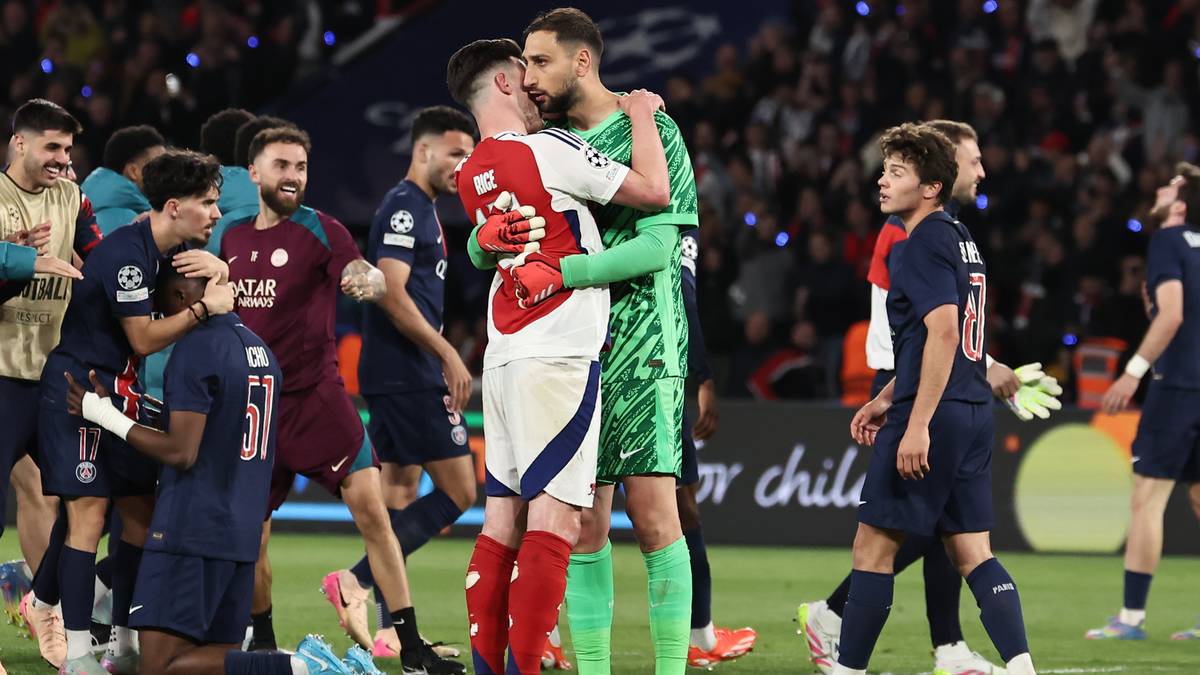 Dwóch piłkarzy w zielonych i czerwonych strojach obejmuje się na boisku, podczas meczu Ligi Mistrzów.