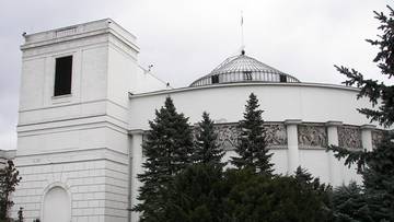 Nieznana substancja rozlana przed Sejmem. Akcja policji i straży pożarnej