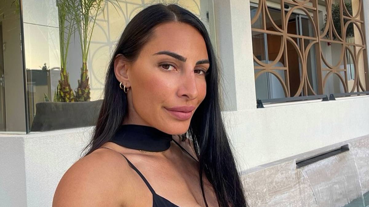 Portret Poliny Trigonidou, greckiej siatkarki i influencerki, w czarnej sukience.