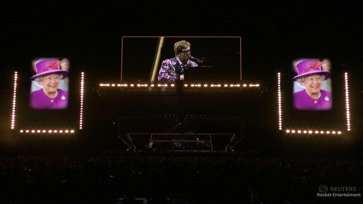 Kanada. Elton John uczcił pamięć zmarłej królowej podczas koncertu