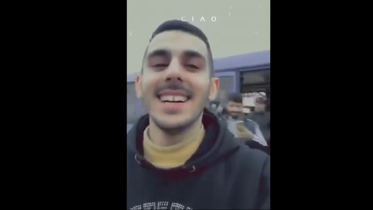 Żaryn opublikował wideo z migrantem w drodze do samolotu. "Wygląda jakby się dobrze bawił..."