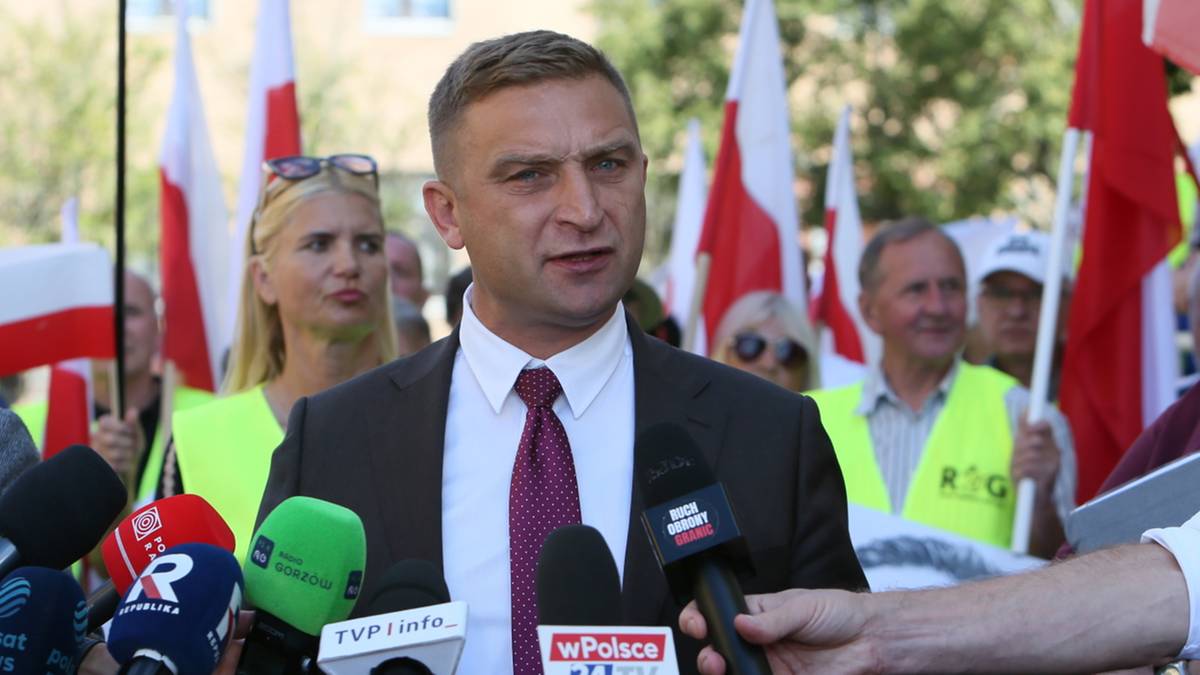 Robert Bąkiewicz usłyszał zarzut znieważenia funkcjonariuszy. Protest przed prokuraturą