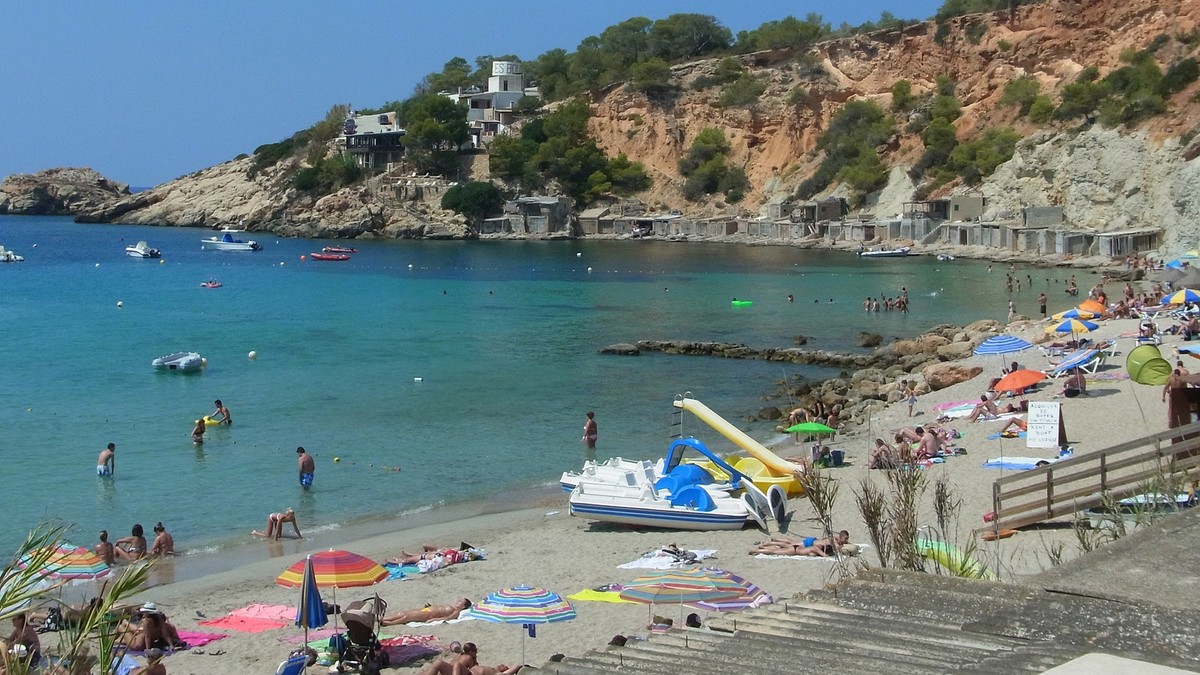 Ibiza: Dwukrotnie próbował porwać dziecko na plaży. Wszedł z nim do wody