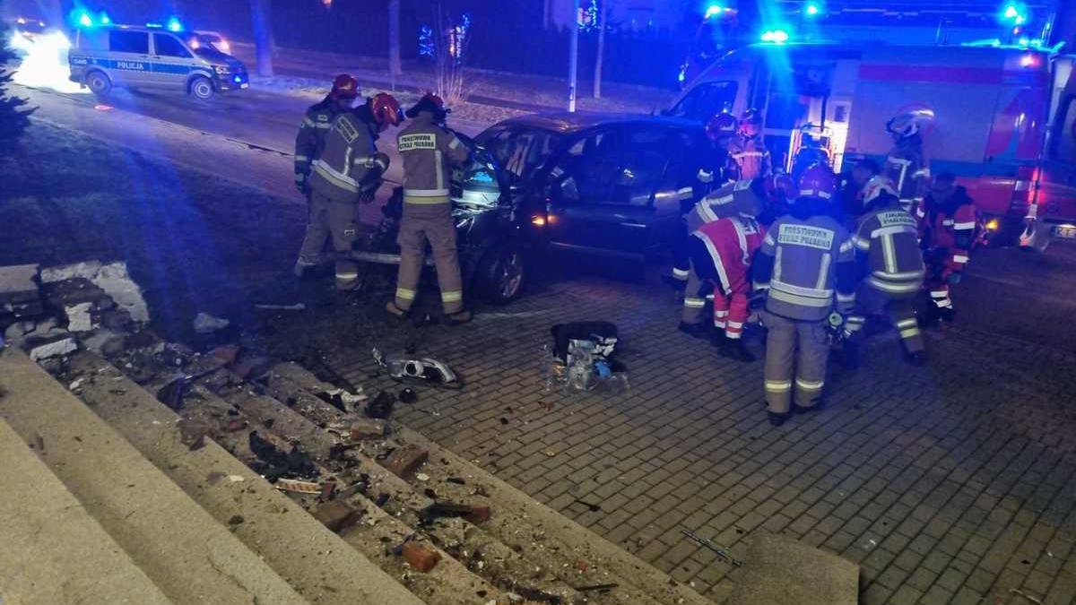 Auto wjechało w komisariat. Dwie osoby ranne