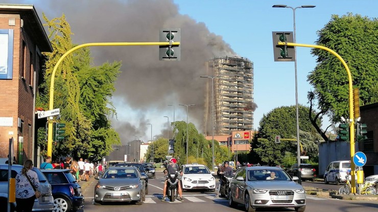 Mediolan: spłonął 16-piętrowy wieżowiec, ewakuowano 70 mieszkań