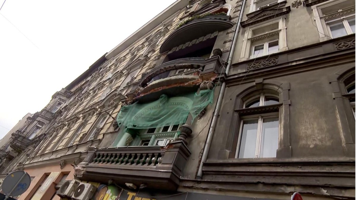 We Wrocławiu od kamienicy oderwał się balkon. Spadające cegły raniły mężczyznę