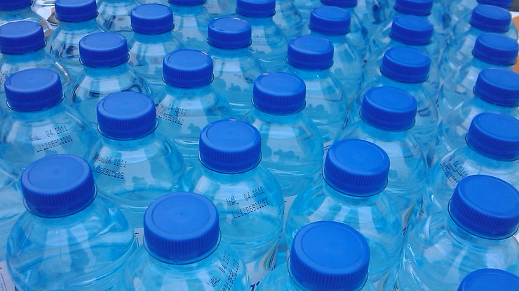 PE chce, żeby Europejczycy pili więcej kranówki zamiast wody w butelkach.