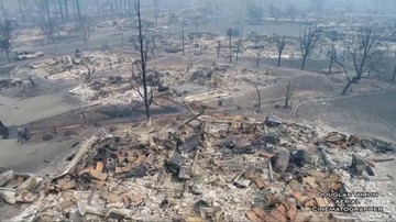 Krajobraz jak po wojnie, domy zrównane z ziemią. Film z drona po pożarze w Kalifornii