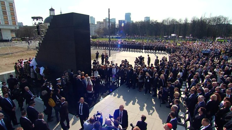 Minister Gliński przeprasza za błędy podczas odsłonięcia pomnika ofiar katastrofy smoleńskiej