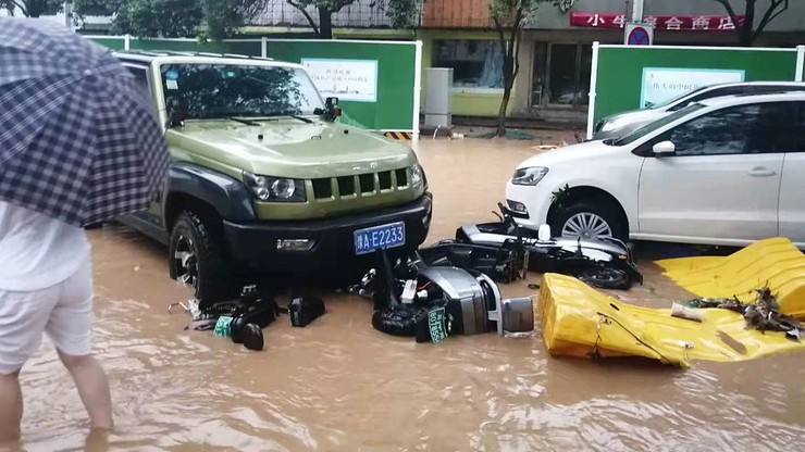Chiny. Po powodzi spędził trzy dni w zalanym garażu. Leżał otoczony pływającymi samochodami