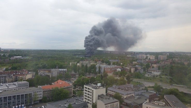 Tak wyglądał pożar hali w Katowicach z pobliskiego bloku. Słup gęstego dymu widać z było w całej okolicy