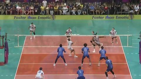 Mecz siatkówki pomiędzy drużynami Sir Sicoma Monini Perugia a Osaka Bluteon. Gracze w akcji na boisku, siatka oddzielająca dwie strony. Widownia na trybunach.