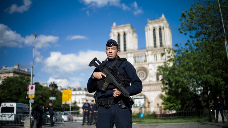 Zamachowiec sprzed Notre Dame pracował jako dziennikarz. Został nagrodzony przez KE