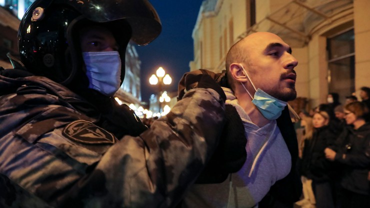 Rosja: Protesty po ogłoszeniu mobilizacji. Zatrzymani otrzymują wezwania do wojska