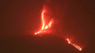 26.06.2021 06:00 Etna wyrzuca fontanny lawy i kłęby popiołów na wiele kilometrów, a siarka okrąża Morze Śródziemne