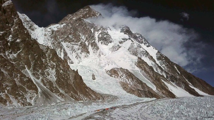 Wyprawa na K2. "Czekamy na poprawę pogody, nie ma warunków do prowadzenia działalności w górze"
