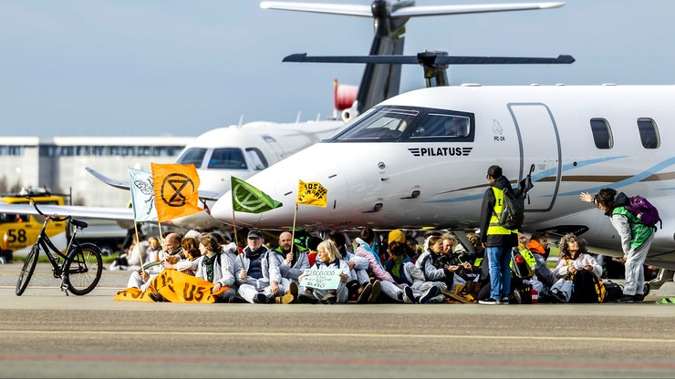 Kolejna akcja aktywistów. Okupowali lotnisko w Amsterdamie i przykuli się do odrzutowców
