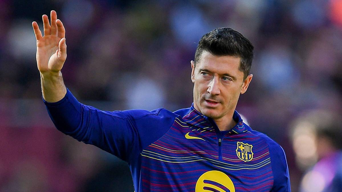 Robert Lewandowski w stroju FC Barcelony pozdrawia kibic&oacute;w.
