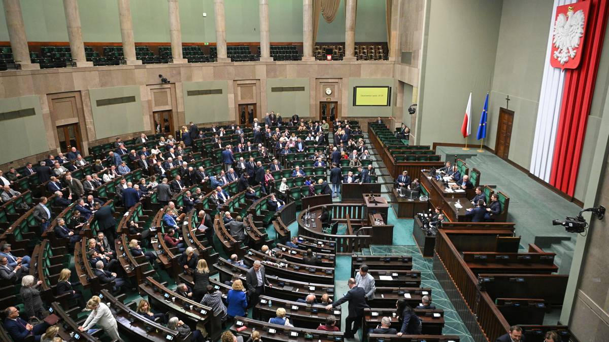 Widok z g&oacute;ry na salę sejmową z licznymi posłami siedzącymi w ławach, podczas obrad.