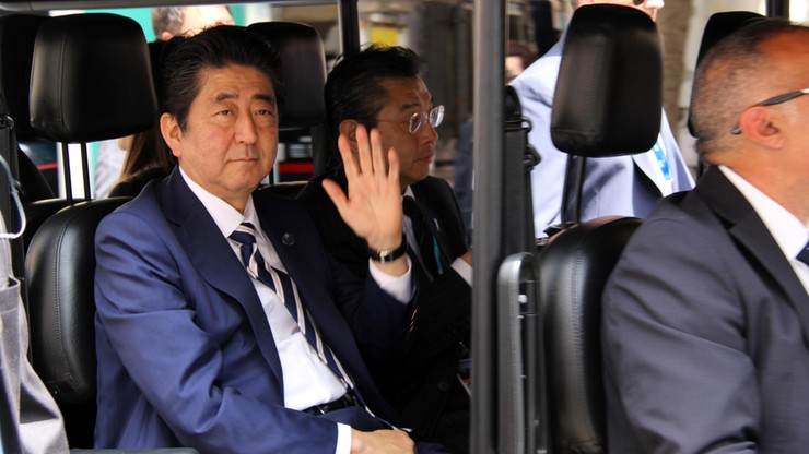 Premier Japonii przyznał, że brał pensję od kontrowersyjnego znajomego