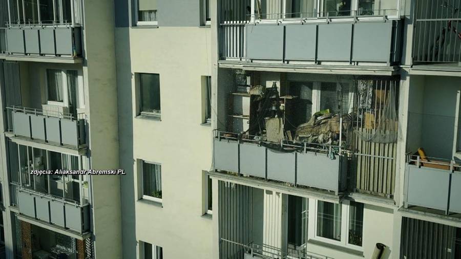 Mieszkanie wypełnił śmieciami. Sam śpi w aucie